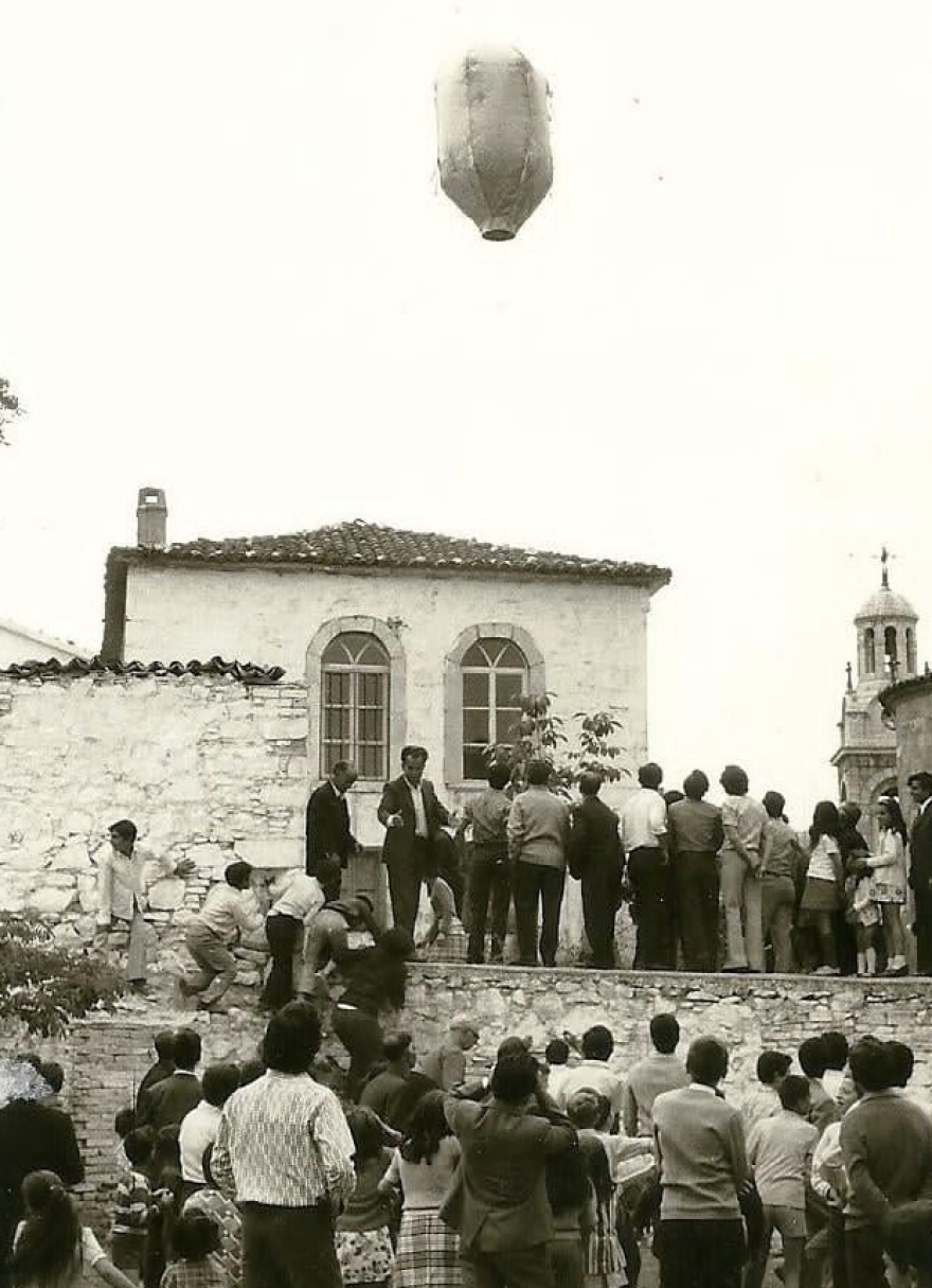 Ένα σπάνιο έθιμο της Μυτιλήνης την ημέρα της Πεντηκοστής: Tο πανηγύρι της Αγίας Τριάδας στην ορεινή Αγιάσο και το πέταγμα «του φαναριού» 