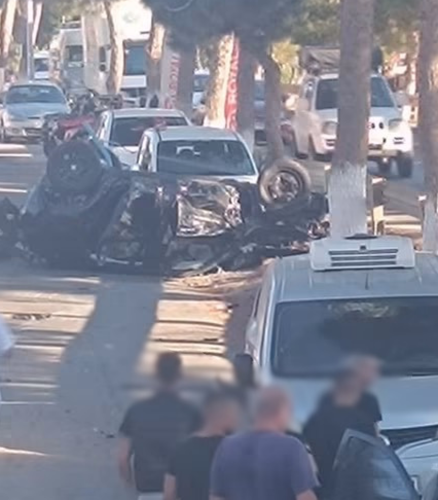 Τρελή πορεία αυτοκινήτου στο Ηράκλειο Κρήτης, διέλυσε σταθμευμένα ΙΧ και τούμπαρε στη μέση του δρόμου - Δείτε φωτογραφίες