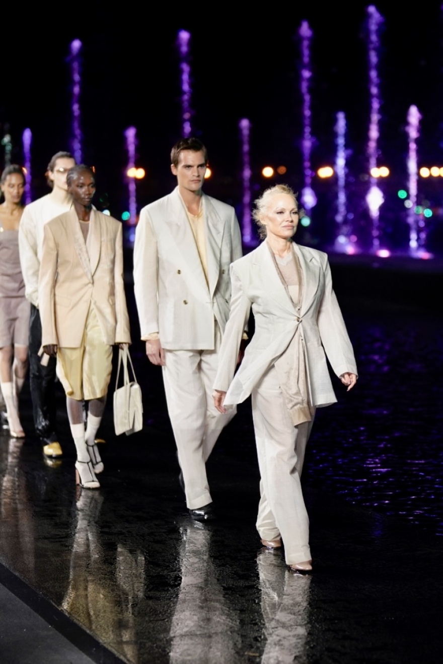 Πάμελα Άντερσον: Αγνώριστη στην πασαρέλα