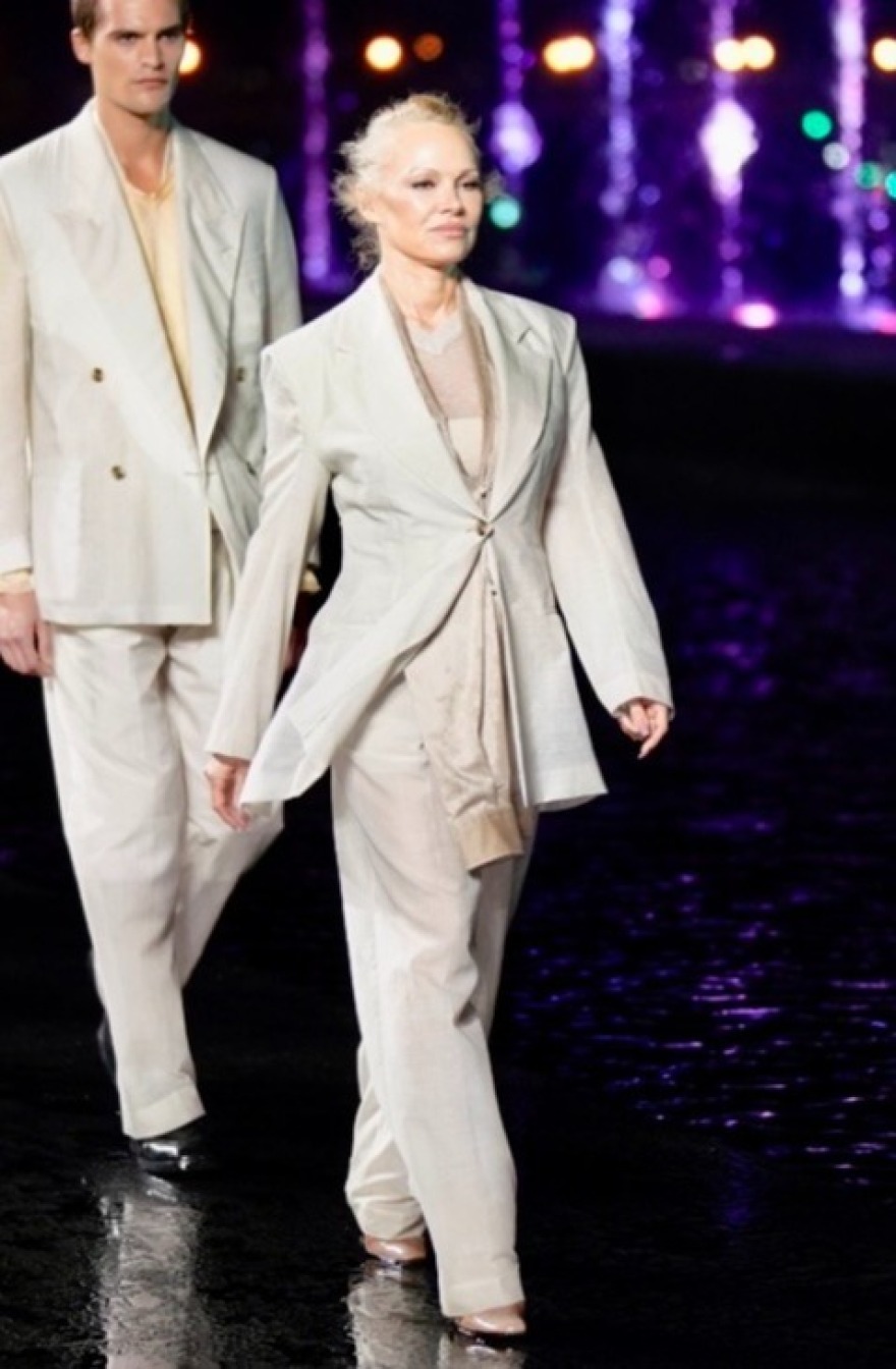 Πάμελα Άντερσον: Αγνώριστη στην πασαρέλα