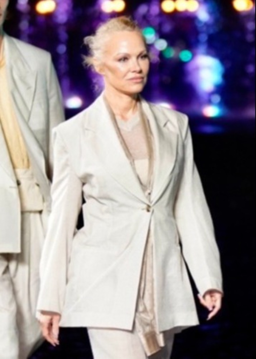 Πάμελα Άντερσον: Αγνώριστη στην πασαρέλα