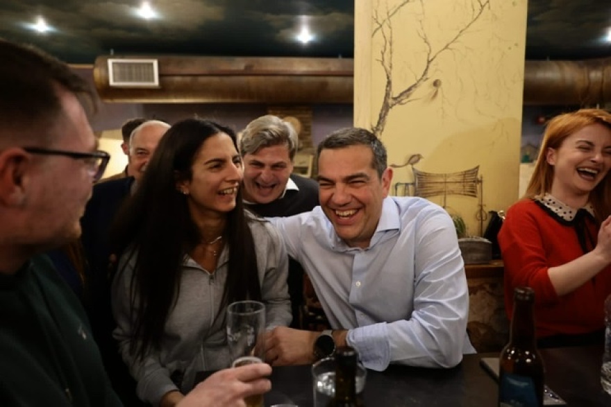 Κεφαλονιά: Ο Αλέξης Τσίπρας με μπύρα σε μπαράκι στη Σάμη - Δείτε βίντεο και φωτογραφίες