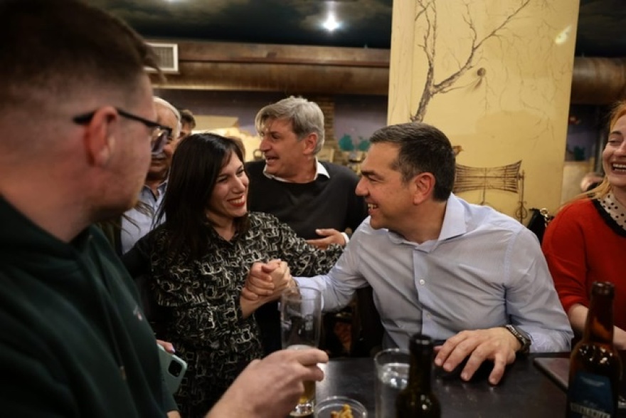 Κεφαλονιά: Ο Αλέξης Τσίπρας με μπύρα σε μπαράκι στη Σάμη - Δείτε βίντεο και φωτογραφίες