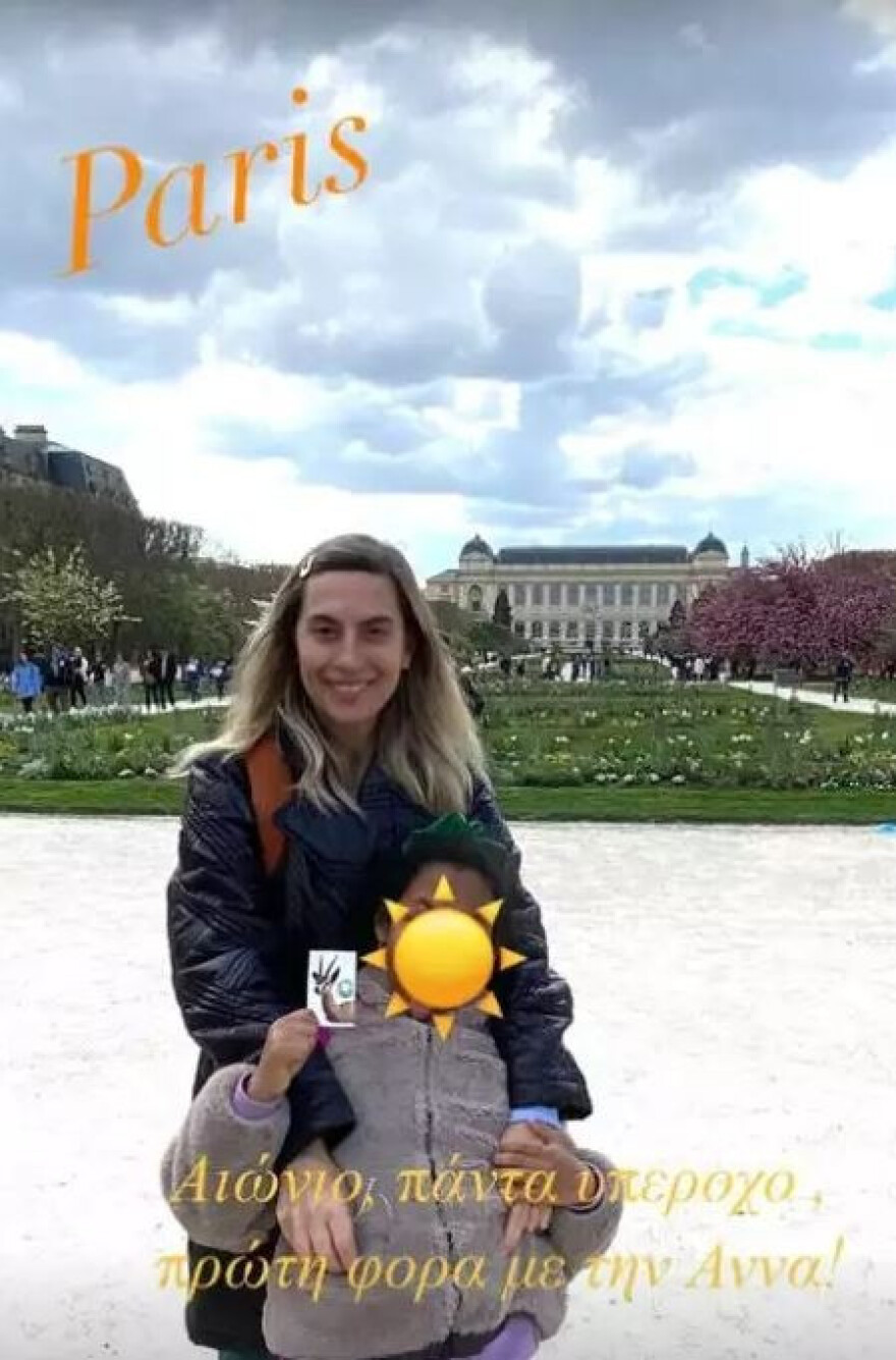 Βίκυ Βολιώτη: H ηθοποιός ταξίδεψε στο Παρίσι μαζί με την κόρη της
