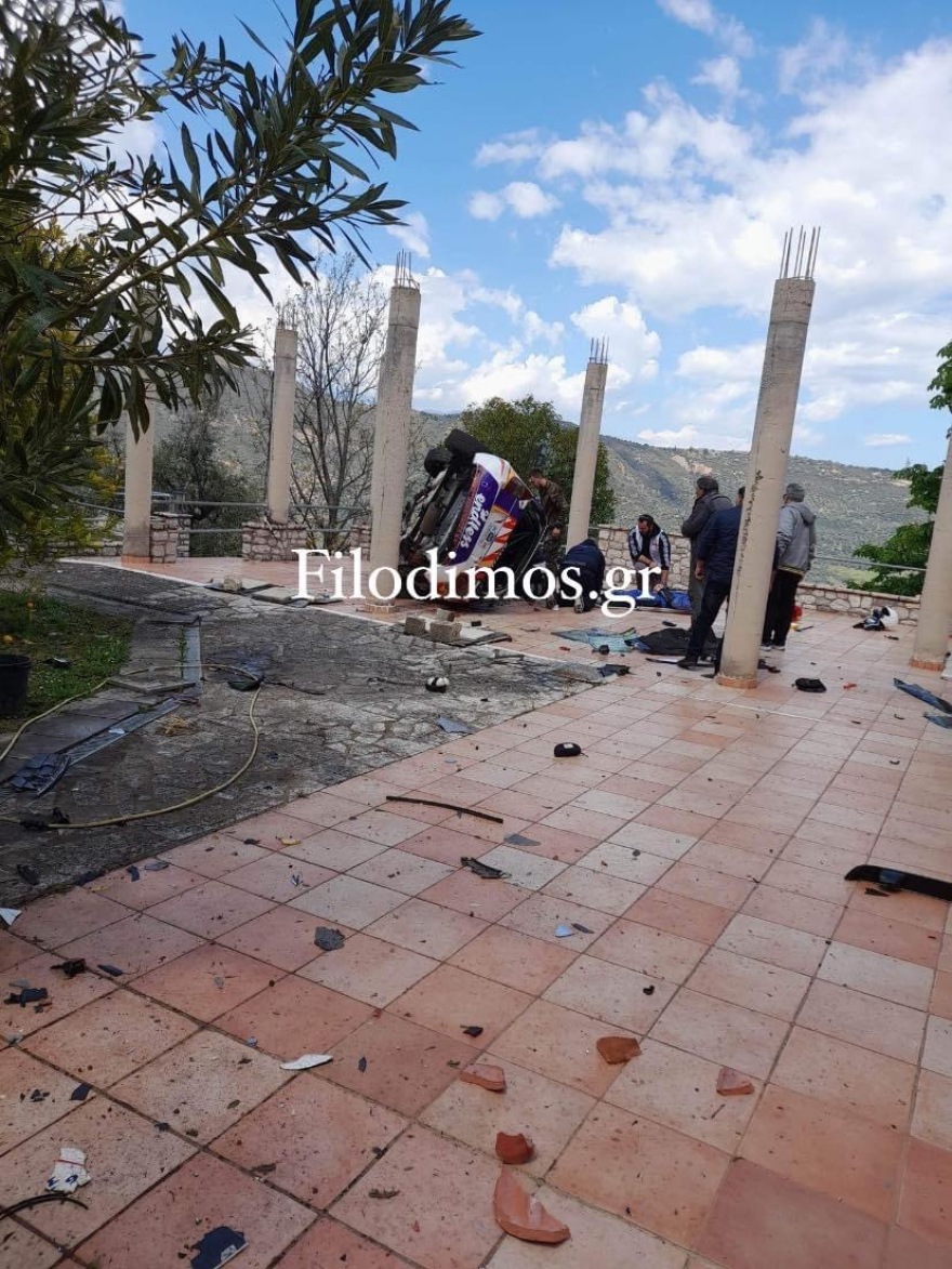 Αίγιο: Αγωνιστικό αυτοκίνητο βγήκε εκτός δρόμου και έπεσε σε αυλή σπιτιού - Δύο τραυματίες