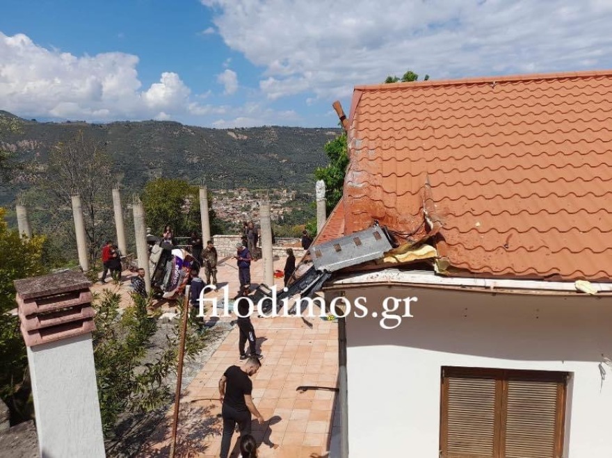 Αίγιο: Αγωνιστικό αυτοκίνητο βγήκε εκτός δρόμου και έπεσε σε αυλή σπιτιού - Δύο τραυματίες