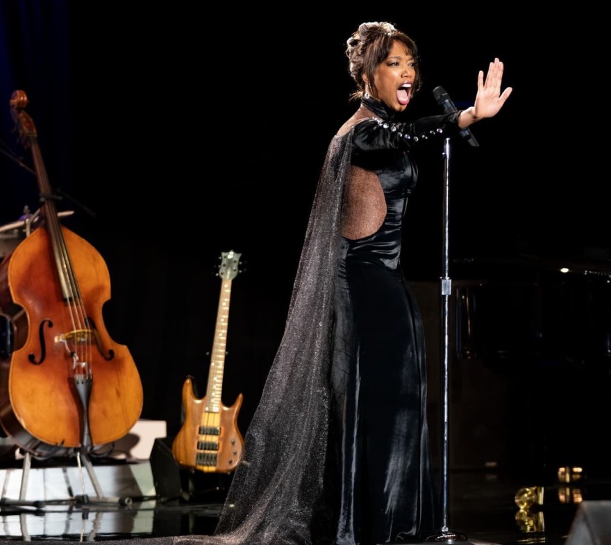 I Wanna Dance With Somebody: Η Ναόμι Άκι αποκάλυψε αν τραγουδάει η ίδια στη βιογραφική ταινία της Γουίτνεϊ Χιούστον