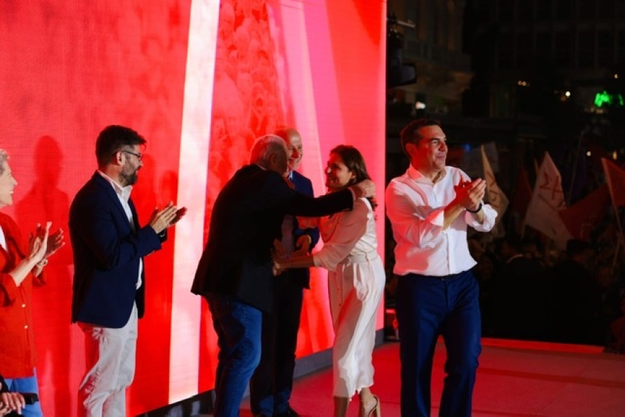 Εκλογές 2023 - Η Μπέτυ Μπαζιάνα έδωσε το «παρών» στην ομιλία του Αλέξη Τσίπρα στο Σύνταγμα