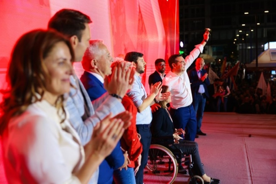 Εκλογές 2023 - Η Μπέτυ Μπαζιάνα έδωσε το «παρών» στην ομιλία του Αλέξη Τσίπρα στο Σύνταγμα