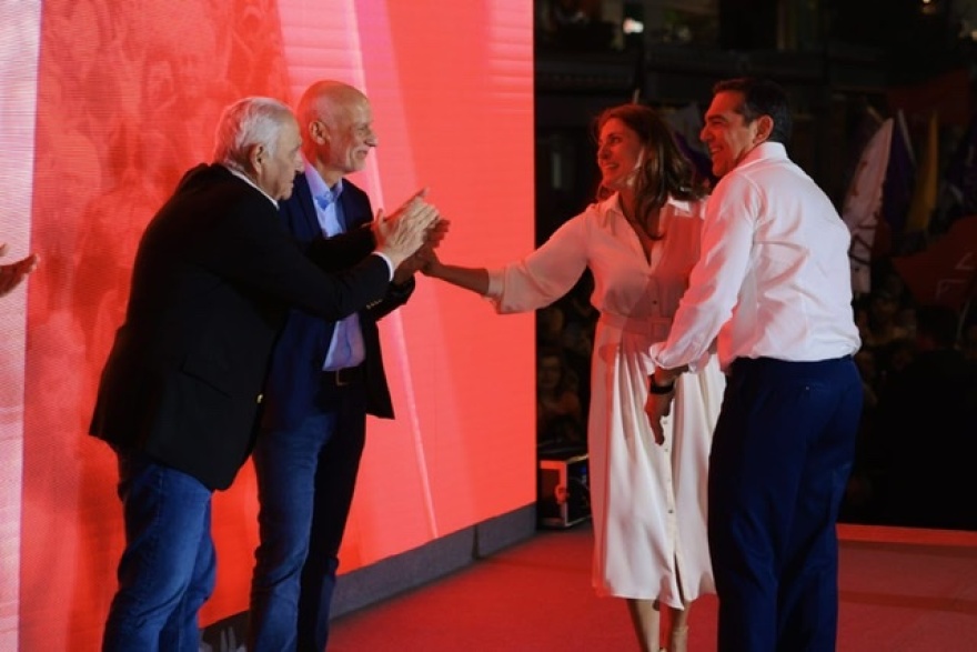 Εκλογές 2023 - Η Μπέτυ Μπαζιάνα έδωσε το «παρών» στην ομιλία του Αλέξη Τσίπρα στο Σύνταγμα