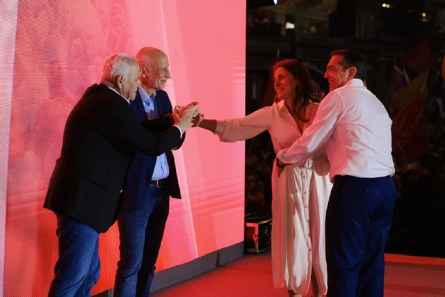 Εκλογές 2023 - Η Μπέτυ Μπαζιάνα έδωσε το «παρών» στην ομιλία του Αλέξη Τσίπρα στο Σύνταγμα