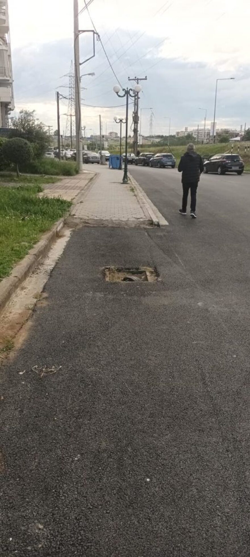 Θεσσαλονίκη: Viral στο διαδίκτυο η φωτογραφία μιας ρόδας IX σε ασφαλτοστρωμένο δρόμο 