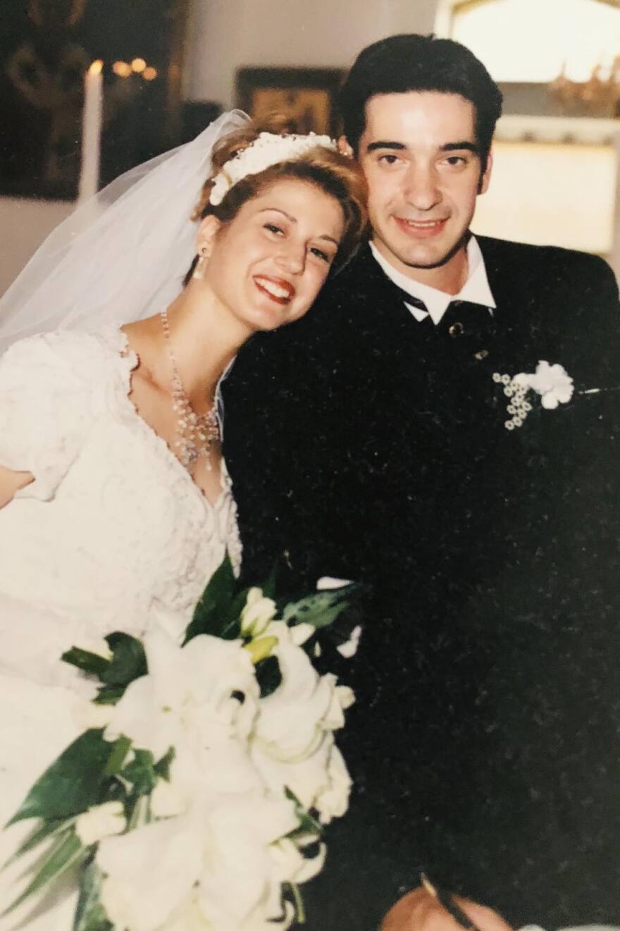 Αίγιο: Ομογενής από την Αυστραλία εκπλήρωσε το τάμα της στον Άγιο Δημήτριο αφήνοντας το νυφικό της μπροστά στην ιερή εικόνα