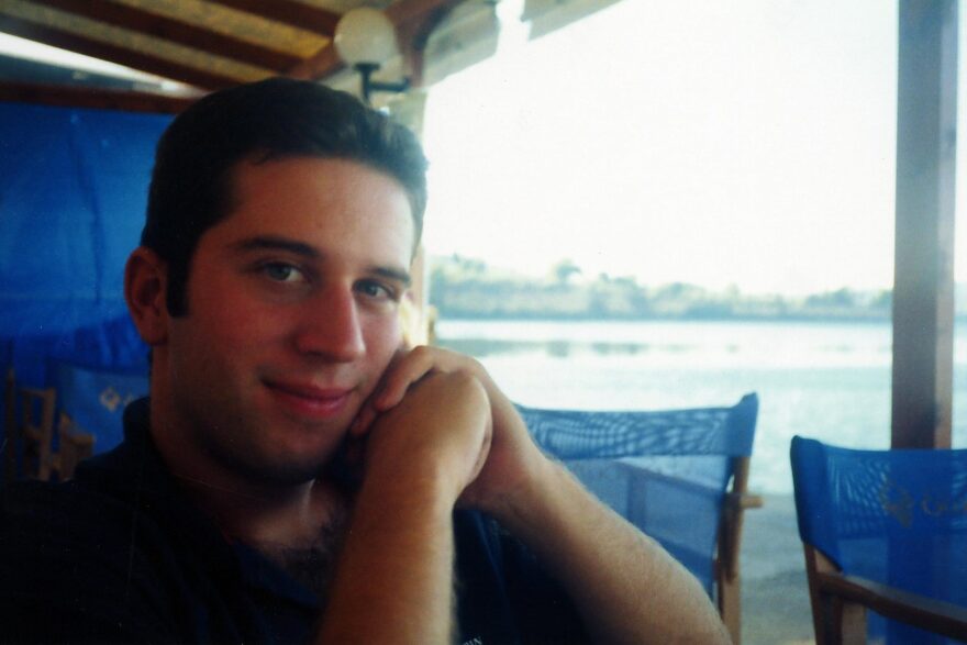 Τροχαία δυστυχήματα: Γονείς που έχασαν τα παιδιά τους άδικα στην άσφαλτο - Τα έργα που άφησαν στη μνήμη τους