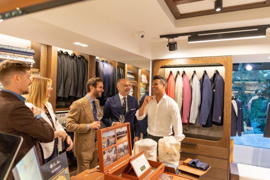 Γιώργος Παπαδόγαμβρος: Γιόρτασε τα 25 χρόνια δημιουργίας στο χειροποίητο ανδρικό κοστούμι