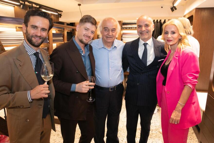 Γιώργος Παπαδόγαμβρος: Γιόρτασε τα 25 χρόνια δημιουργίας στο χειροποίητο ανδρικό κοστούμι