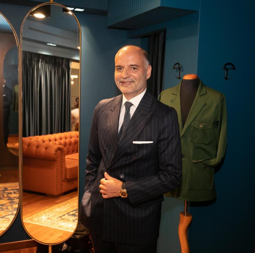 Γιώργος Παπαδόγαμβρος: Γιόρτασε τα 25 χρόνια δημιουργίας στο χειροποίητο ανδρικό κοστούμι