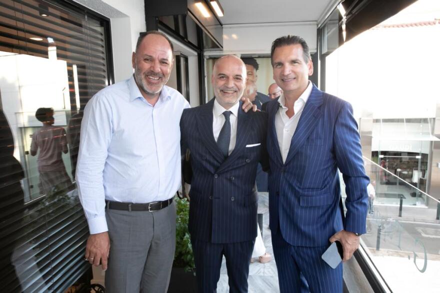 Γιώργος Παπαδόγαμβρος: Γιόρτασε τα 25 χρόνια δημιουργίας στο χειροποίητο ανδρικό κοστούμι