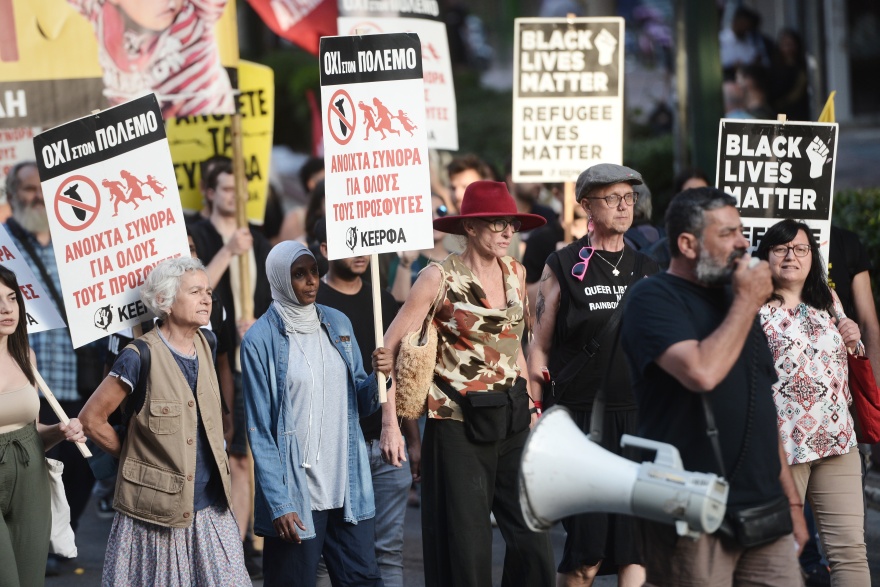 Ναυάγιο στην Πύλο: Μολότοφ και επεισόδια από «δικαιωματιστές» στο κέντρο της Αθήνας - Βίντεο και φωτογραφίες