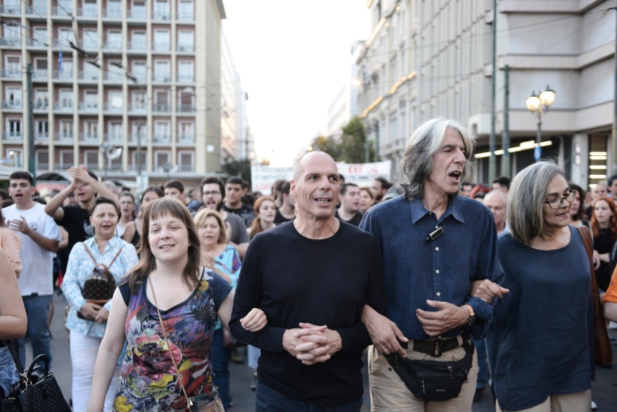 Ναυάγιο στην Πύλο: Μολότοφ και επεισόδια από «δικαιωματιστές» στο κέντρο της Αθήνας - Βίντεο και φωτογραφίες