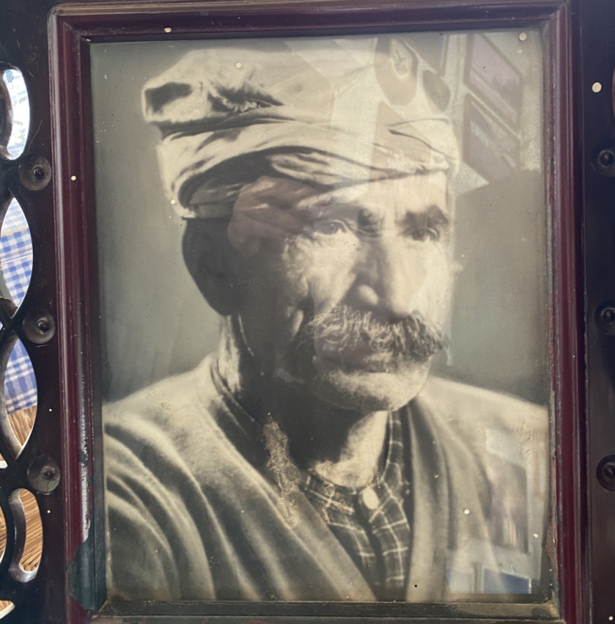 Έγινε καρτ ποστάλ και ταξίδεψε την Ελλάδα παγκοσμίως - Η ιστορία του Μανώλα από την Ψέριμο