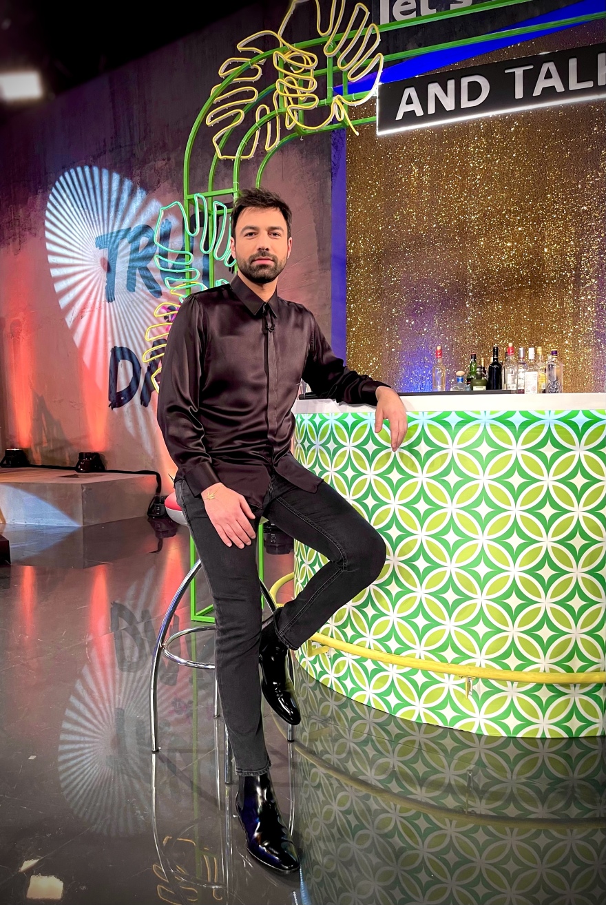 Night Out: Ο Αντρέας Γεωργίου αφήνει για λίγο την καρέκλα του σκηνοθέτη και έρχεται στην ταράτσα της εκπομπής