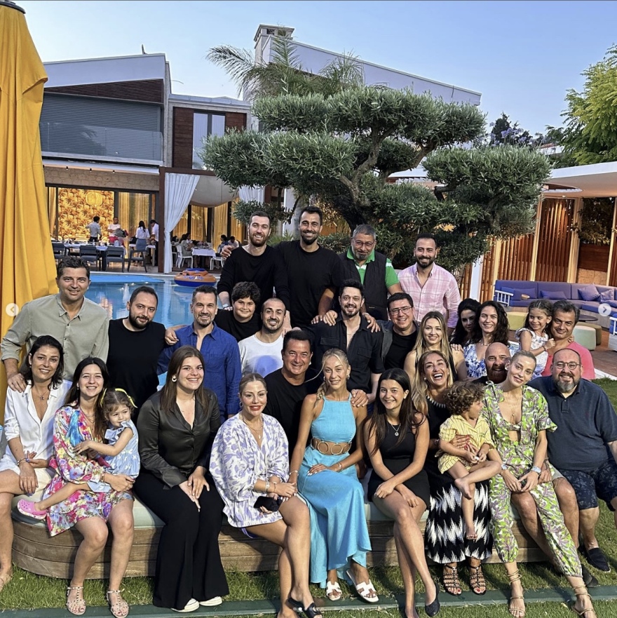 Ατζούν Ιλιτζαλί: Επίσκεψη στη Μύκονο και γενέθλια για την καλλονή σύντροφο του Mr. Survivor