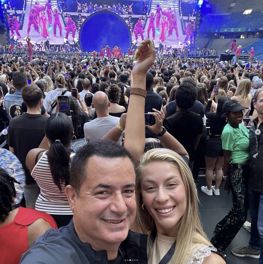 Ατζούν Ιλιτζαλί: Επίσκεψη στη Μύκονο και γενέθλια για την καλλονή σύντροφο του Mr. Survivor