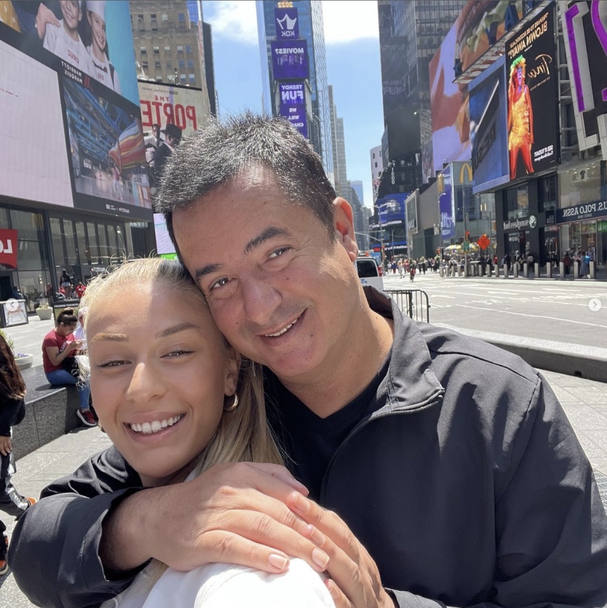 Ατζούν Ιλιτζαλί: Επίσκεψη στη Μύκονο και γενέθλια για την καλλονή σύντροφο του Mr. Survivor