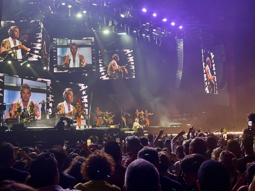 Ρόμπι Γουίλιαμς: Το γυμνό ολόγραμμα, το ακαπέλα και το τραγούδι που δεν είπε στη Μαλακάσα