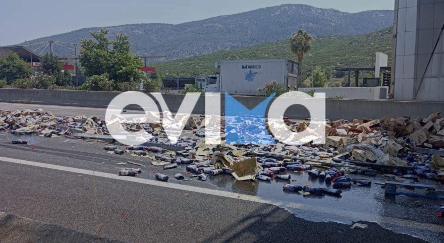 Κλειστή η Αθηνών - Λαμίας μετά από τροχαίο με δύο νταλίκες - Γέμισε ο δρόμος χλωρίνες