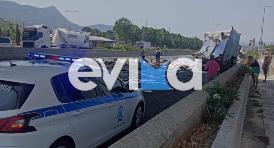 Κλειστή η Αθηνών - Λαμίας μετά από τροχαίο με δύο νταλίκες - Γέμισε ο δρόμος χλωρίνες