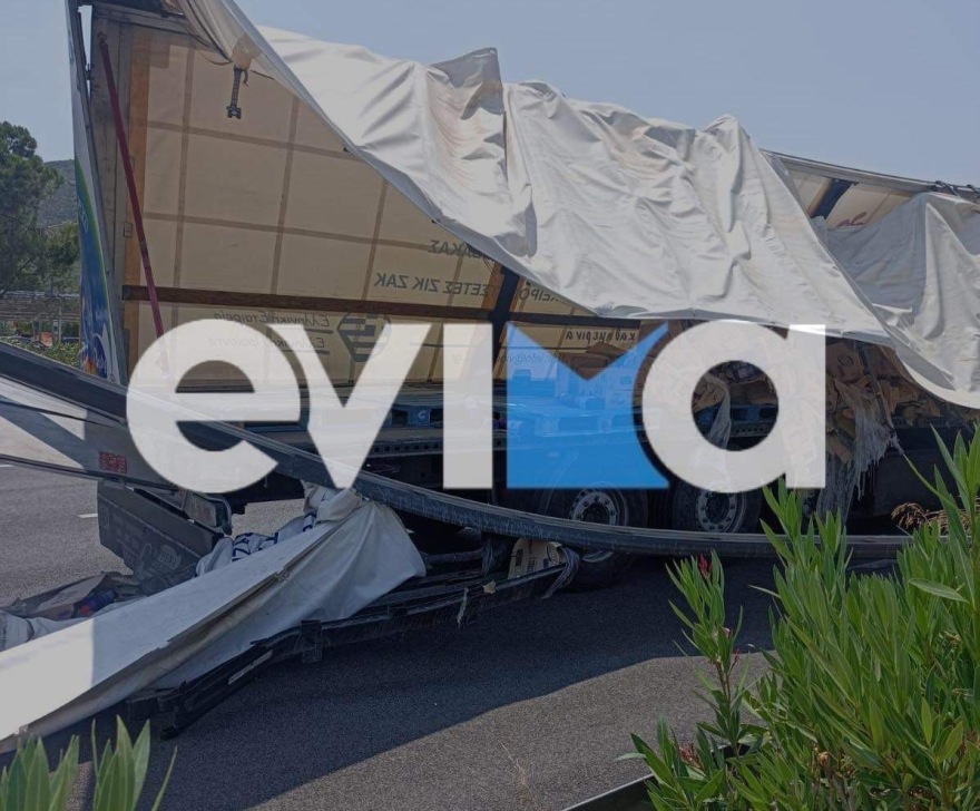 Κλειστή η Αθηνών - Λαμίας μετά από τροχαίο με δύο νταλίκες - Γέμισε ο δρόμος χλωρίνες