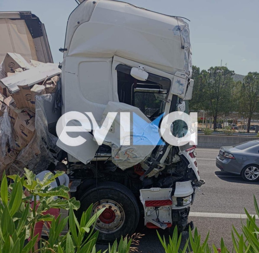 Κλειστή η Αθηνών - Λαμίας μετά από τροχαίο με δύο νταλίκες - Γέμισε ο δρόμος χλωρίνες