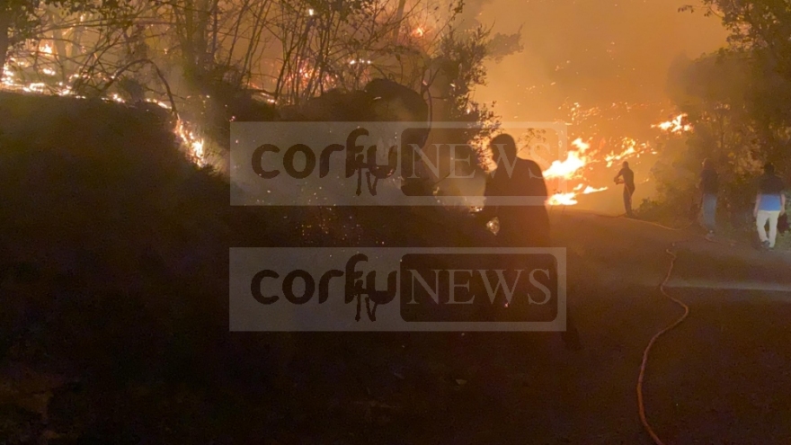 Φωτιά σε Κέρκυρα, Κάρυστο, Ρόδο: Συνεχίζεται η μάχη - Εκκενώθηκαν οικισμοί