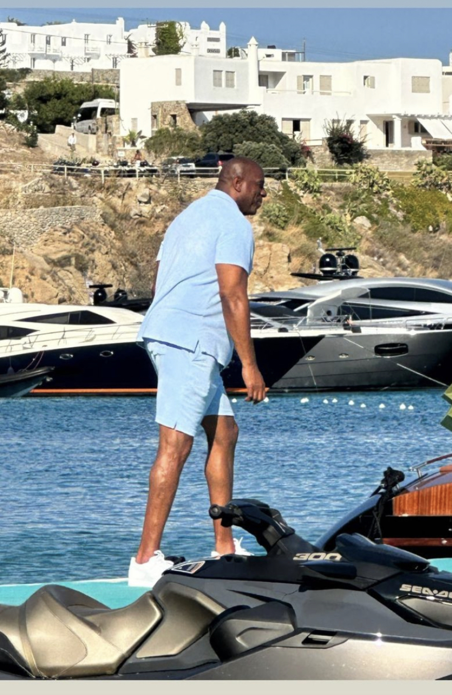 «Υψηλές» αφίξεις - Στη Μύκονο ο Μάτζικ Τζόνσον και ο Ινδός billionaire Λακσμί Μιτάλ