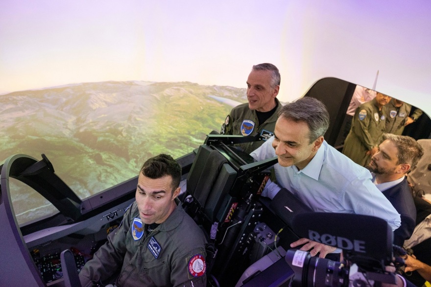 Μητσοτάκης: Επισκέφτηκε την 120 Πτέρυγα Εκπαίδευσης Αέρος στην Καλαμάτα