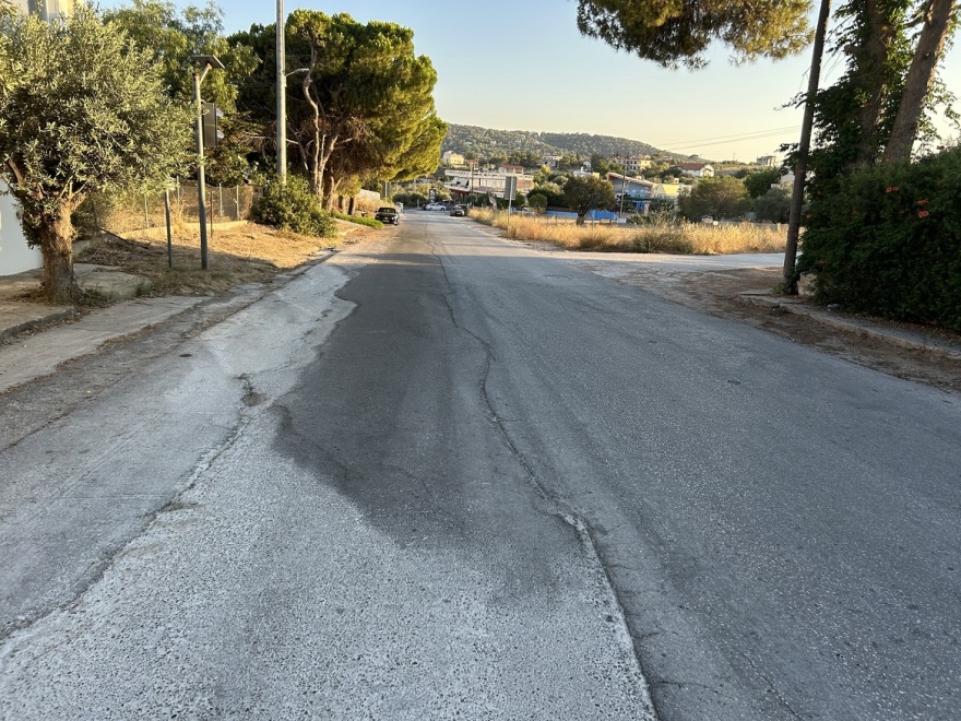 Ραφήνα: Με «μπαλώματα» και φέτος ο δρόμος για το Κόκκινο Λιμανάκι