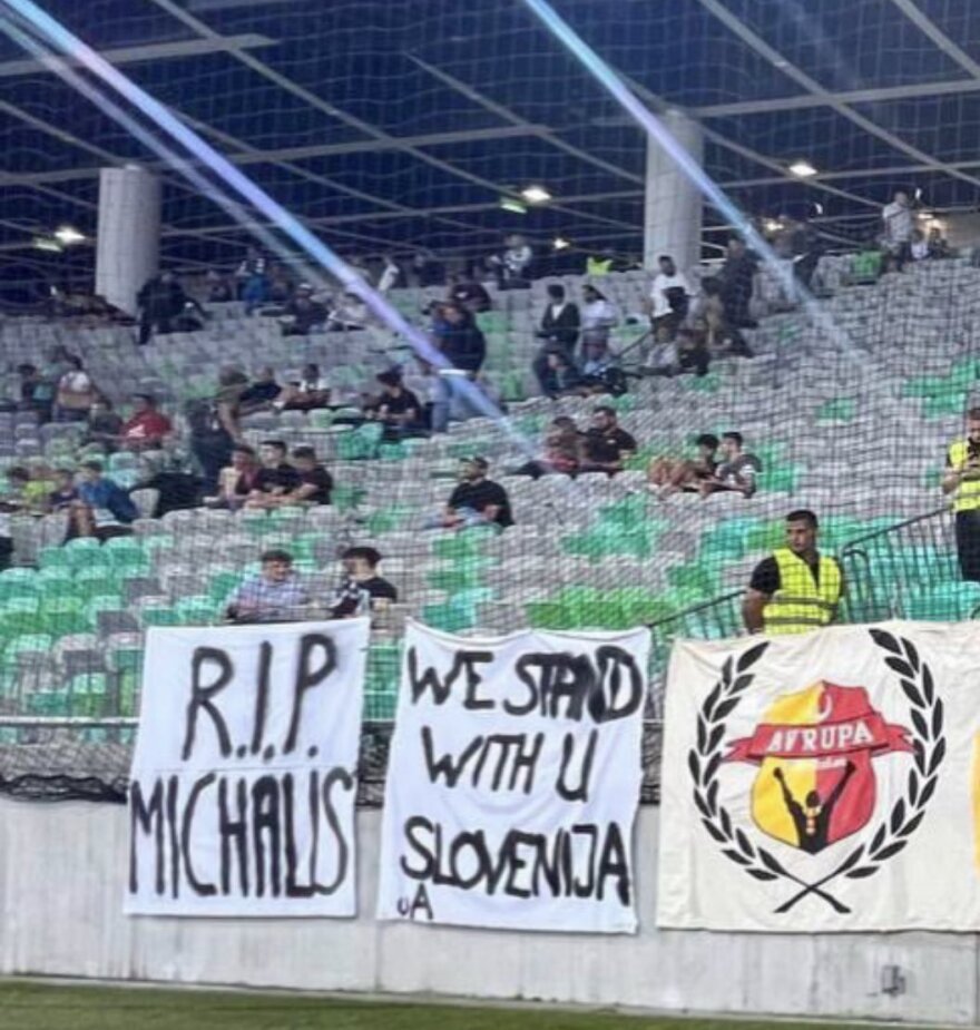 ΑΕΚ: Πανό στη μνήμη του 29χρονου φιλάθλου της Ένωσης από οπαδούς της Γαλατά και της Μαρσέιγ