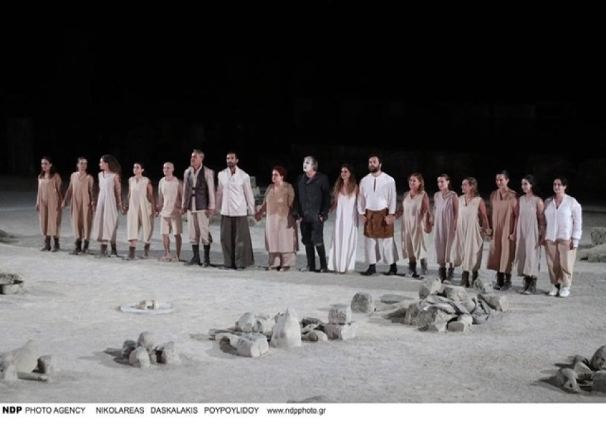 Στην Επίδαυρο με τη σύντροφό του ο Ευκλείδης Τσακαλώτος - Εκεί ήταν και ο Νίκος Παππάς 