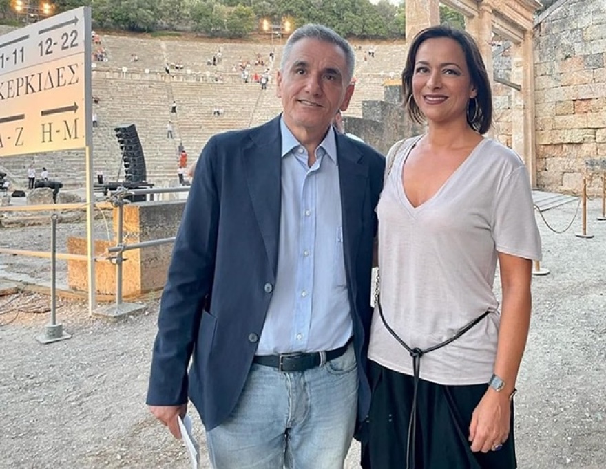 Στην Επίδαυρο με τη σύντροφό του ο Ευκλείδης Τσακαλώτος - Εκεί ήταν και ο Νίκος Παππάς 