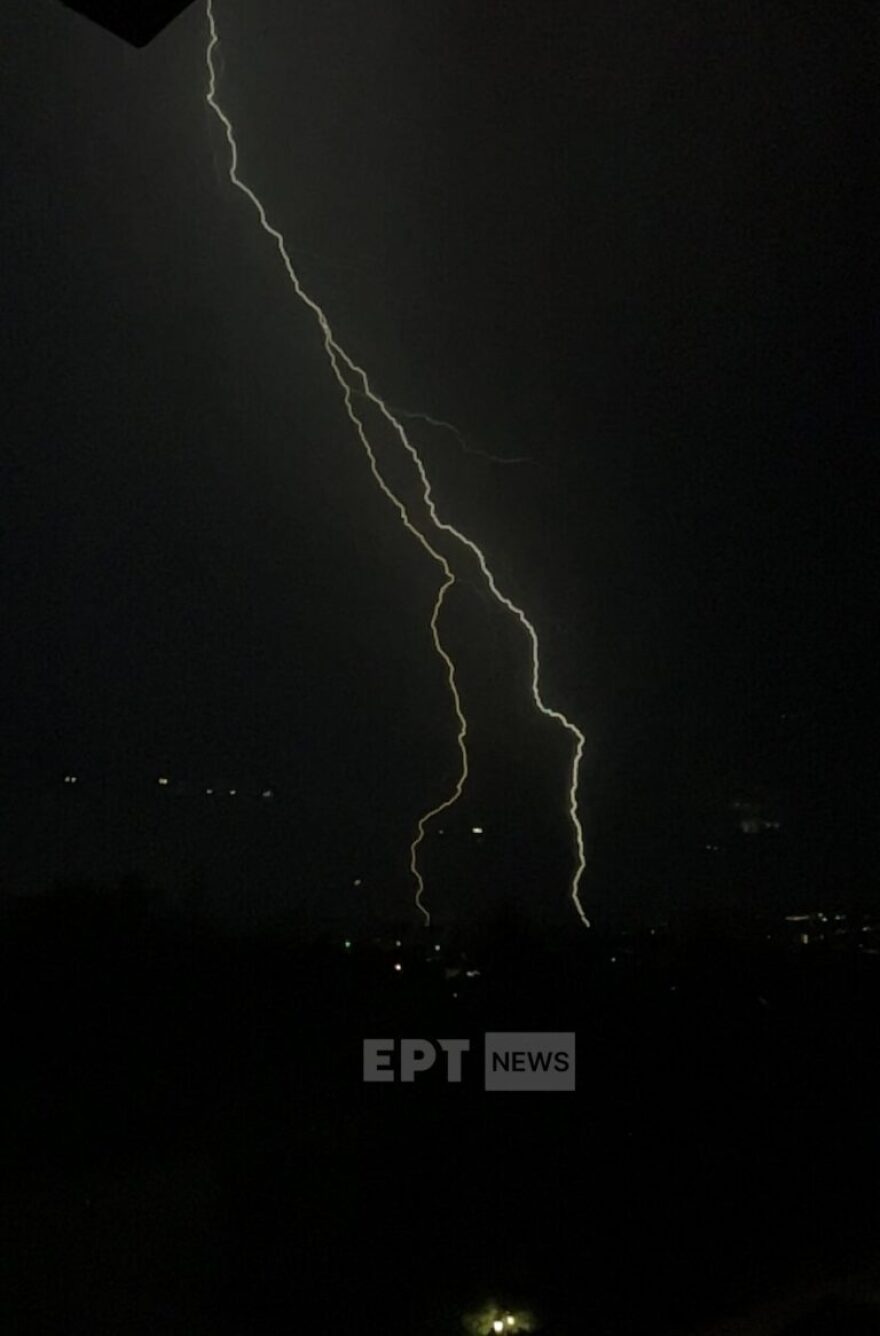 Βούλα: Φωτογραφίες από τη στιγμή που χτυπάει κεραυνός και ξεκινάει πυρκαγιά