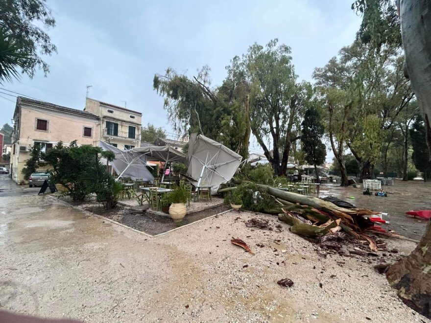 Κακοκαιρία Daniel - Κέρκυρα: Χωρίς ρεύμα περιοχές - Προβλήματα από ανεμοστρόβιλο και κεραυνούς, έπεσαν δέντρα