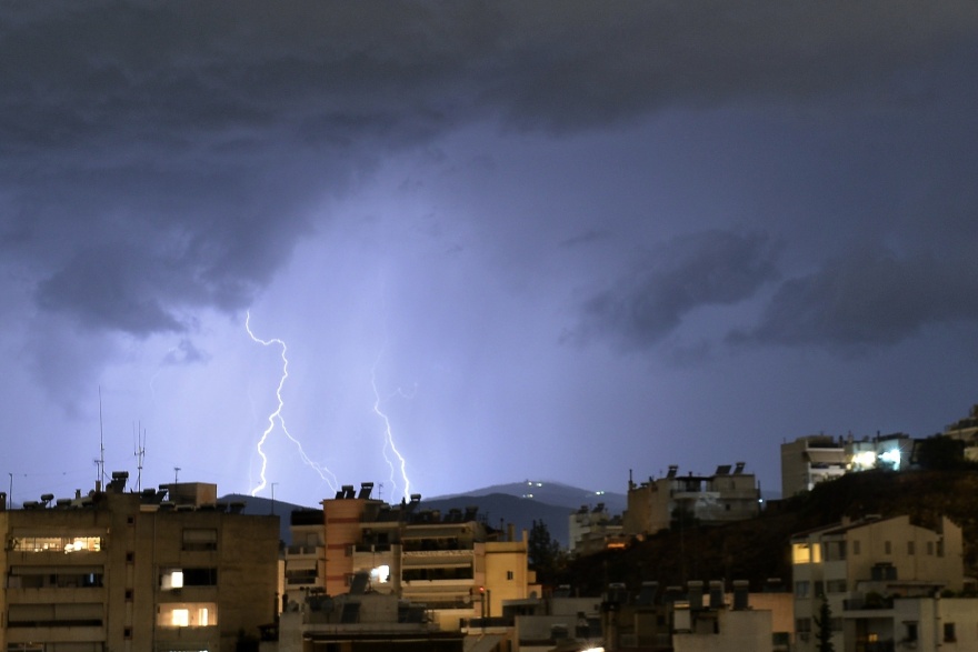 Κακοκαιρία Daniel - Meteo: Διαδοχικά κύματα καταιγίδων στην Αττική - Εντυπωσιακές εικόνες από τους κεραυνούς