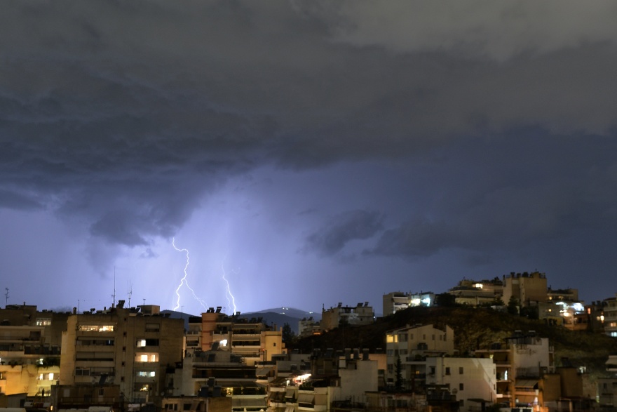 Κακοκαιρία Daniel - Meteo: Διαδοχικά κύματα καταιγίδων στην Αττική - Εντυπωσιακές εικόνες από τους κεραυνούς