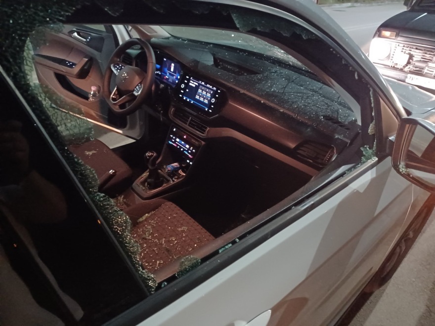 Άγνωστοι έστησαν ενέδρα και έσπασαν τα τζάμια στο αυτοκίνητο του Δημάρχου Λαμίας - Δείτε φωτογραφίες