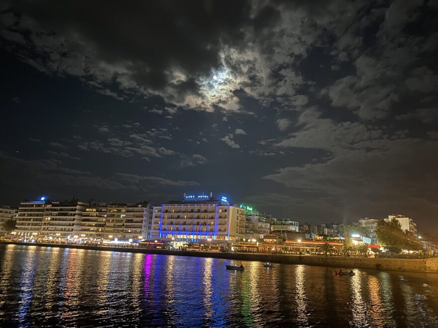 «Φεγγάρι του θερισμού»: Δείτε εικόνες από την τελευταία υπερπανσέληνο της χρονιάς