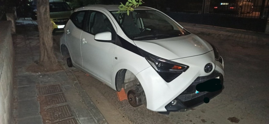 Αττική: Χειροπέδες σε δύο άνδρες που ξάφριζαν ζαντολάστιχα από ΙΧ στα βόρεια προάστια