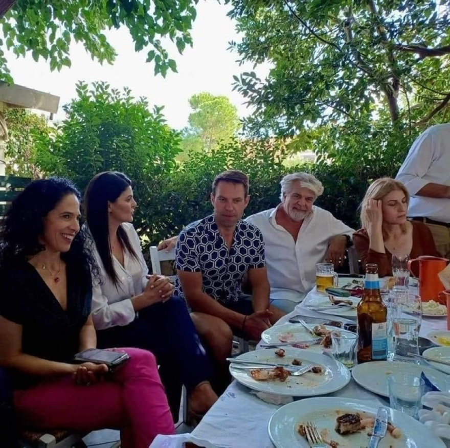 Κασσελάκης: Κέρασε κοψίδια το επιτελείο του και 30 μέλη της Κεντρικής Επιτροπής