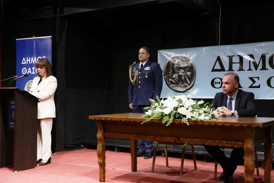 Με το πλοίο της γραμμής στη Θάσο η Κατερίνα Σακελλαροπούλου - Ανακηρύχθηκε επίτιμη δημότης